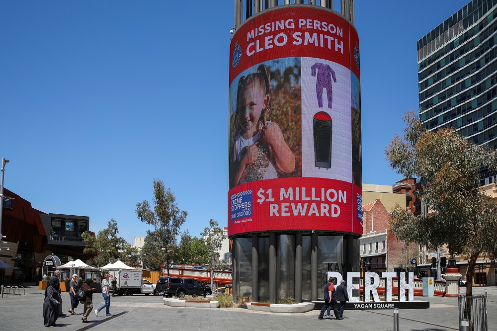 Un panneau offrant une récompense de 1 million de dollars américains pour des informations sur la fille disparue Cleo Smith est affiché sur une tour numérique à Perth le 30 octobre 2021. – AAP Image/Richard Wainwright via Reuters