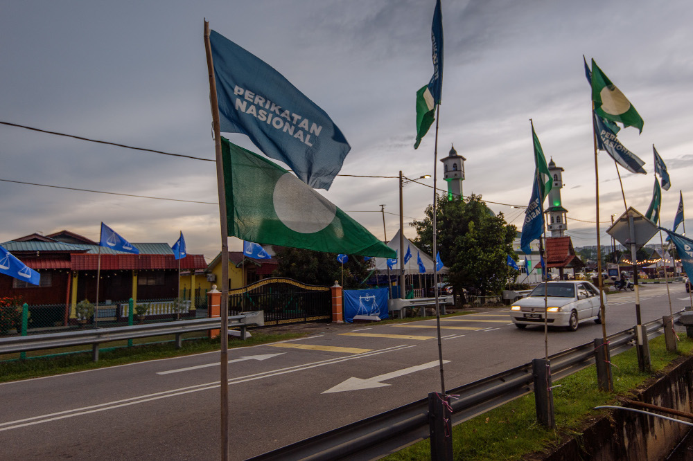 Perikatan Nasional and PAS flags are seen at Jalan Bachang, Melaka November 7, 2021. — Picture by Shafwan Zaidon