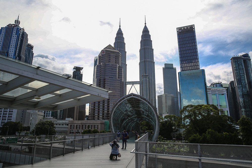 People wear protective masks as they take photographs at the Saloma Link bridge in Kuala Lumpur November 29, 2021. u00e2u20acu201d Picture by Yusof Mat Isa
