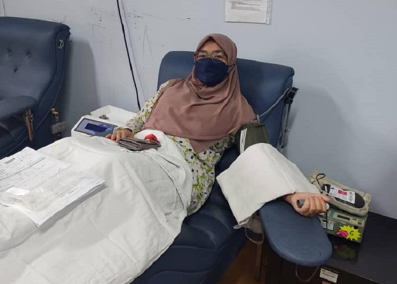 Terengganu woman with the rare Rhnull blood type at a donation drive. – Picture via Facebook/dermadarahterengganukite
