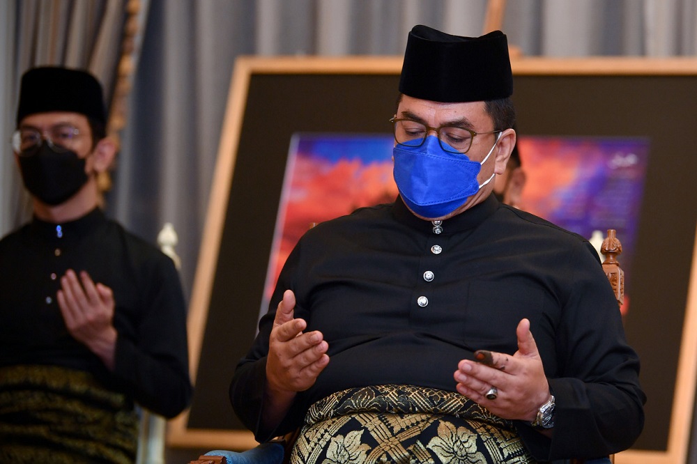 Datuk Seri Sulaiman Md Ali (right) is sworn in as the 13th Chief Minister of Melaka November 21, 2021. — Bernama pic