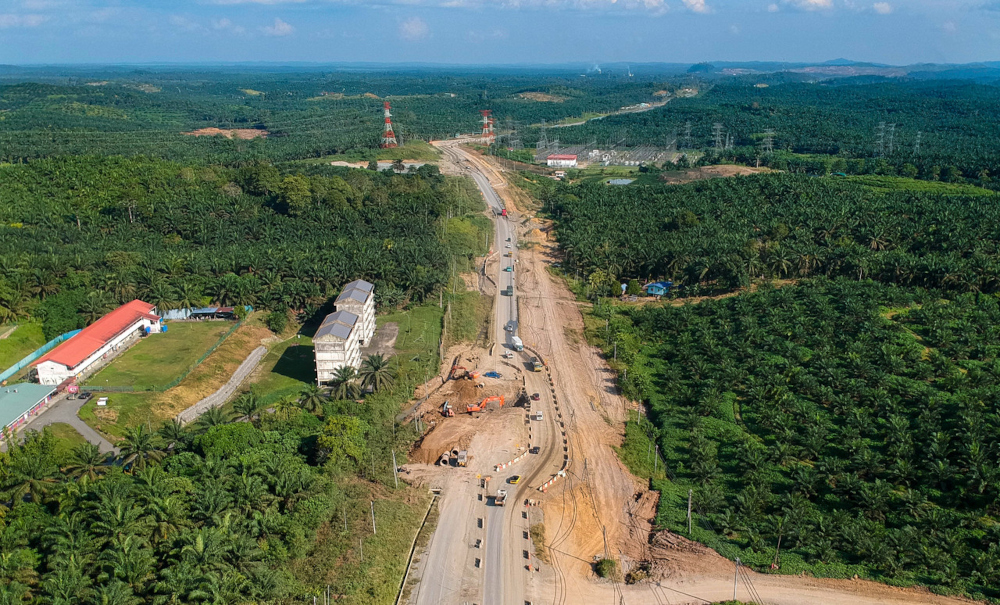 Work on the Pan Borneo Highway from Batu 32 Sandakan to Kinabatangan in Segaliud is progressing smoothly during a Bernama survey, November 4, 2021. u00e2u20acu201d Bernama pic  
