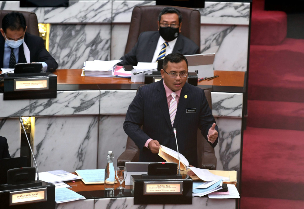 Selangor Mentri Besar Datuk Seri Amirudin Shari speaks during the 14th State Assembly sitting in Shah Alam, November 30, 2021. — Bernama pic