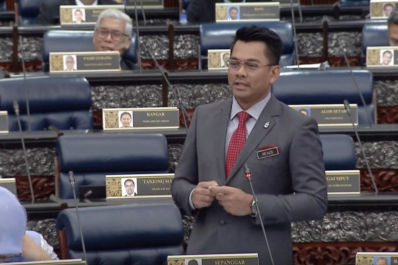 Datuk Azis Jamman in Parliament. u00e2u20acu201d Bernama pic 