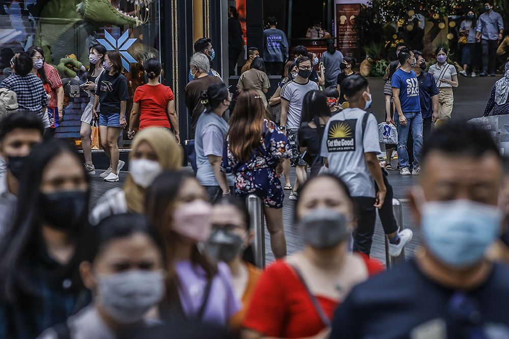 2021 年 11 月 28 日，人们在吉隆坡的 Jalan Bukit Bintang 步行时戴着防护口罩。 — 图片来自 Hari Anggara