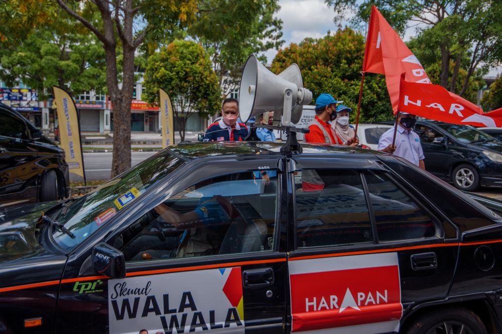 A vehicle equipped with public address system to play recorded messages on loudspeakers departs from Pakatan Harapan’s command centre in Malim Jaya, Melaka November 9, 2021. ― Picture by Shafwan Zaidon