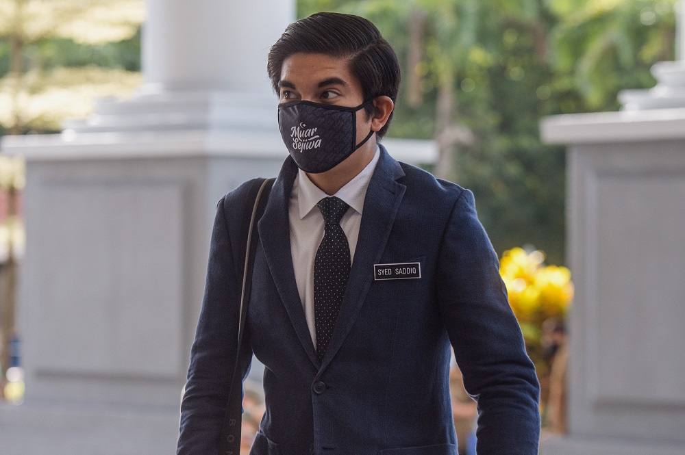 Muar MP Syed Saddiq Abdul Rahman suggested that the all-clear may be given in return for the SC’s non-conclusive finding in its investigation of MACC chief Tan Sri Azam Baki, currently at the centre of a stock trading controversy. — Picture by Shafwan Zaidon