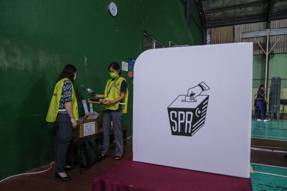 Election Commission officials get the polling station at Dewan Badminton Kompleks Perumahan Polis Tabuan Jaya ready ahead of early voting in Kuching December 13, 2021. u00e2u20acu201d Picture by Yusof Mat Isa
