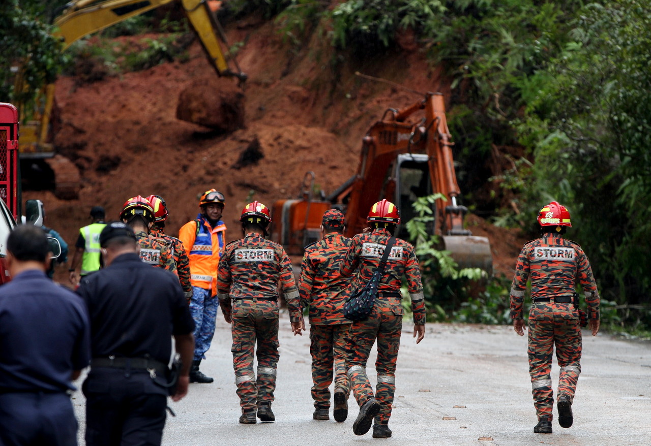 Members of the Malaysian Special Operations, Tactical and Rescue Team (STORM) entering the landslide incident area in Section 27 to Section 30, after Pos Raya at Jalan Simpang Pulai-Cameron Highlands December 3, 2021. u00e2u20acu201d Bernama pic