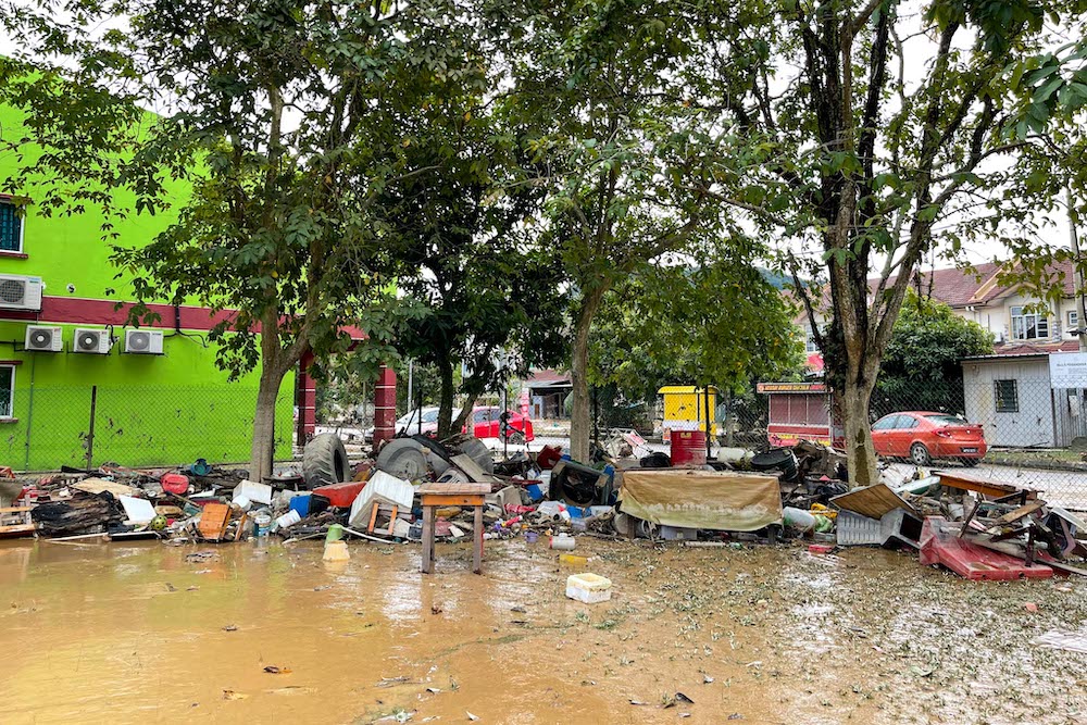 Several flood victims were seen wading through the floods in Hulu Langat, December 19, 2021. u00e2u20acu201d Picture by Hari Anggarann n