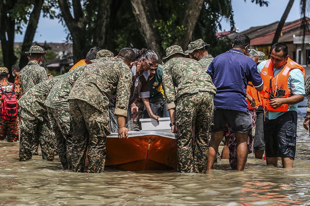 Search and rescue personnel help evacuate flood victims in Taman Sri Muda, Shah Alam December 20, 2021.  — Picture by Hari Anggara