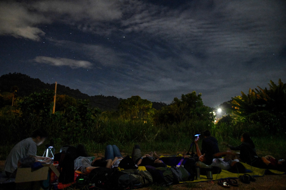 nStudents and astonomy buffs witness the Geminid meteor showers at the privately-owned Lim Choon Kiat observatory in Balik Pulau, December 15, 2021. u00e2u20acu201d Bernama pic n