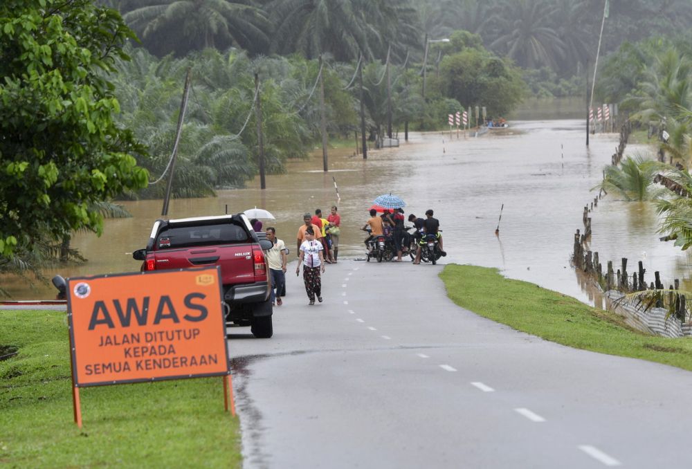 The main road connecting Kuala Nal to Lepan Pauh and Bukit Sireh is closed to motorists due to flooding amid persistent rainfall in Kuala Krai, Kelantan December 18, 2021. u00e2u20acu2022 Bernama picnn