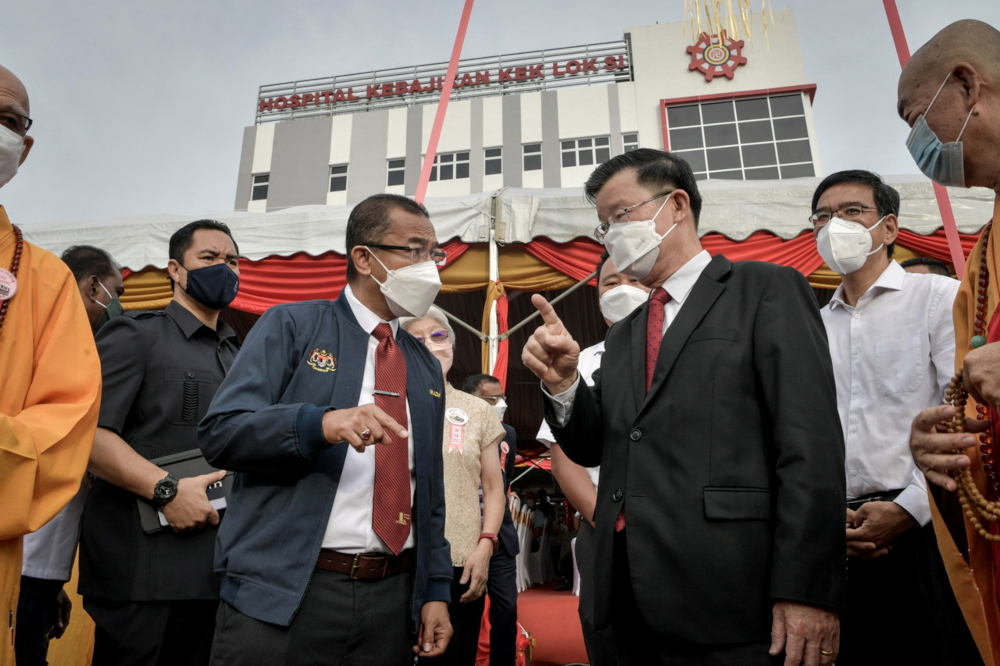 Deputy Health Minister Datuk Dr Noor Azmi Ghazali with Penang Chief Minister Chow Kon Yeow at the opening ceremony of the Kek Lok Si Welfare Hospital in George Town, Penang, December 22, 2021. u00e2u20acu201d Bernama pic 