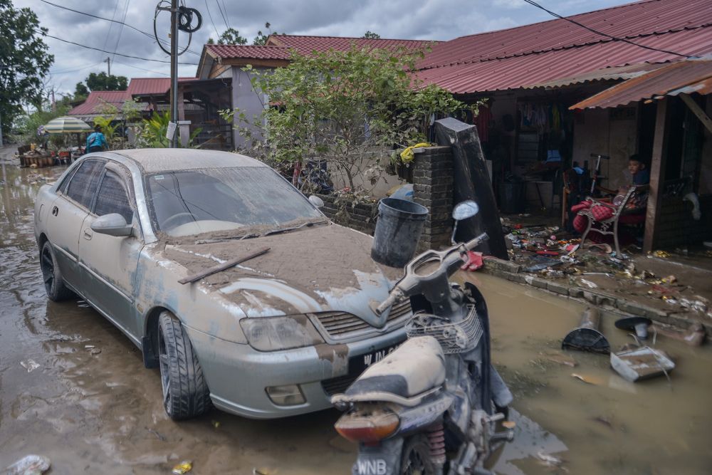 The aftermath of massive floods in Puchong December 21, 2021. ― Picture by Miera Zulyana