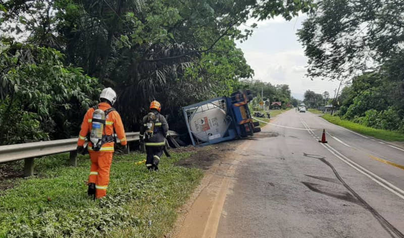 Negri Sembilan Fire and Rescue Department Hazmat expert Mohammad Idris said firefighters from Kuala Pilah station and Seremban 2 Hazmat unit rushed to the scene after receiving a distress call at 2.11pm. u00e2u20acu201d Picture from Twitter/Bernama 