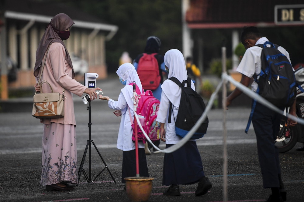Schoolchildren following SOPs as they start the third term of school in Marang, Terengganu January 9, 2022. u00e2u20acu201d Bernama pic