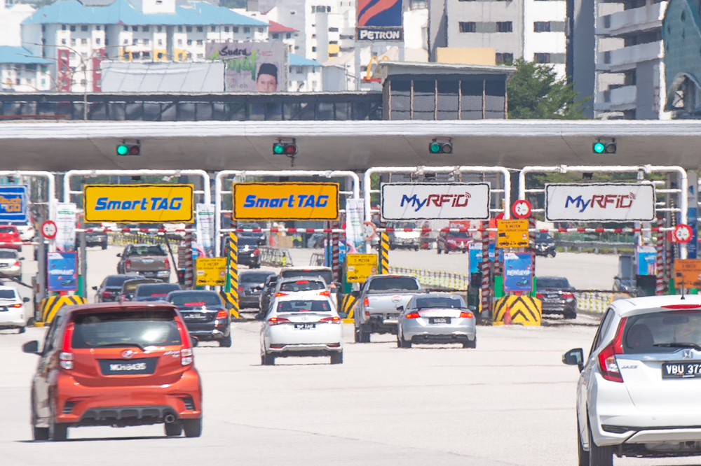 Cars head to the Sungai Besi toll plaza with the Radio Frequency Identification technology (RFID) system. — Picture by Shafwan Zaidon