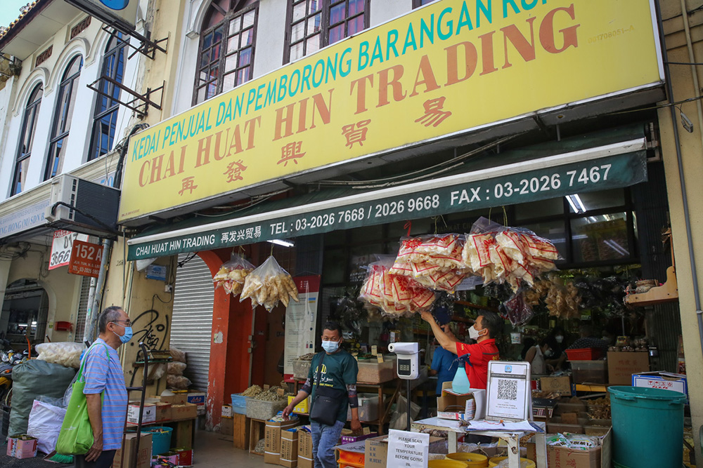 Visit Chai Huat Hin at Jalan Tun HS Lee to get your waxed meats. If you prefer to avoid the crowds, you can also order online. — Picture by Yusof Mat Isa