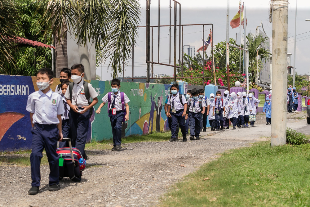 Students pictured entering Sekolah Kebangsaan Semenyih, as schools reopened in Selangor, January 10, 2022. u00e2u20acu201d Picture by Devan Manuel