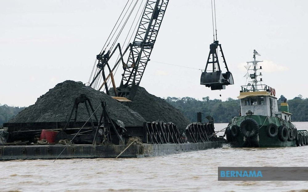 Perak Land and Mines Department said an illegal sand mining operator in Manjung continued with its activities despite being given warnings by the authorities to stop work at the site. u00e2u20acu201d Picture via Twitter/Bernama