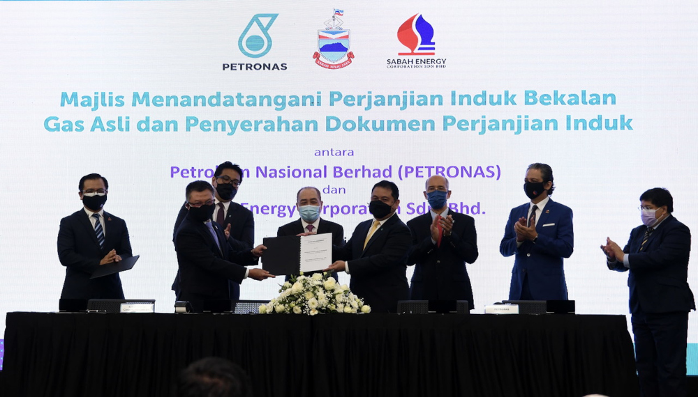 Sabah Chief Minister Datuk Hajiji Noor (centre) with Petronas Chairman Tan Sri Mohd Bakke Salleh (standing 3rd right) witnessed the signing of a master agreement in Kota Kinabalu, January 4, 2022. u00e2u20acu201d Bernama pic 