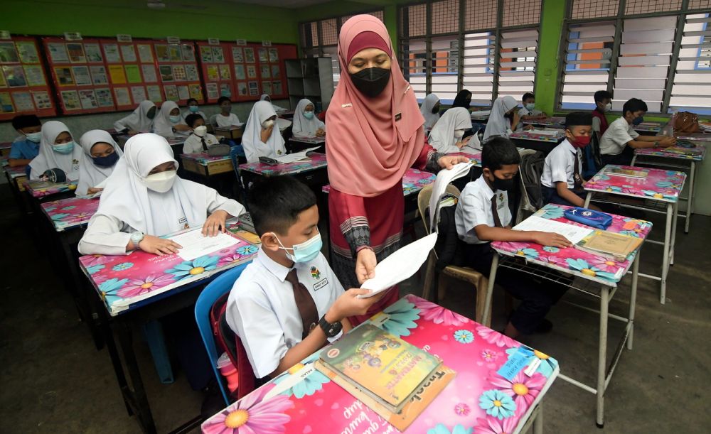 Students resume classes at Sekolah Kebangsaan Meru Klang in Klang January 10, 2022. — Bernama pic