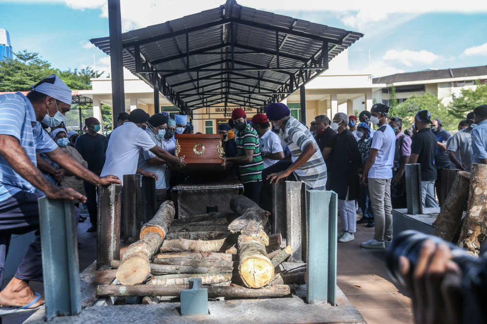 Family members and the public pay their last respects to the late former national player, Shebby Singh during the cremation ceremony in Shamshan Bhoomi Hall, Kuala Lumpur January 14, 2022. — Picture by Hari Anggara