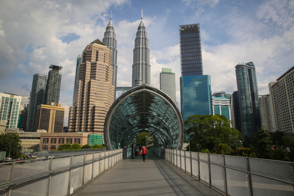 People wearing face masks walk along Saloma Bridge in Kuala Lumpur, February 18, 2022. — Picture by Yusof Mat Isa