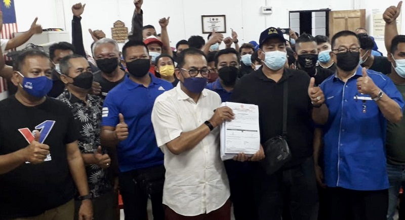 Umno vice-president Datuk Seri Mohamed Khaled Nordin (centre) receiving about 50 former members of the Tasek 64 Bersatu branch at the Umno operations centre in Bandar Seri Alam, Pasir Gudang February 19, 2022. u00e2u20acu201d Picture by Ben Tan