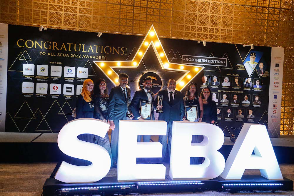 2022 年 SME 和企业家商业奖的获奖者于 2022 年 3 月 26 日在槟城 SPICE 会议中心合影留念。图片来自 Sayuti Zainudin