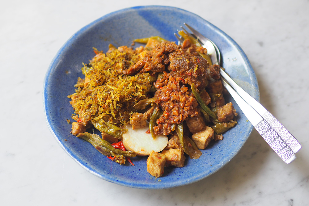 For those who don't like 'kuah lodeh', order the 'lontong darat' that is served with the same items.