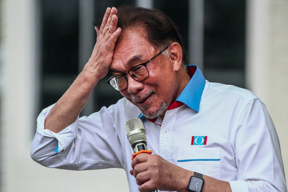 Datuk Seri Anwar Ibrahim on his campaign round at Bilk Gerakan Satelit N44 Larkin, Johor Bahru March 5, 2022. ― Picture by Hari Anggara