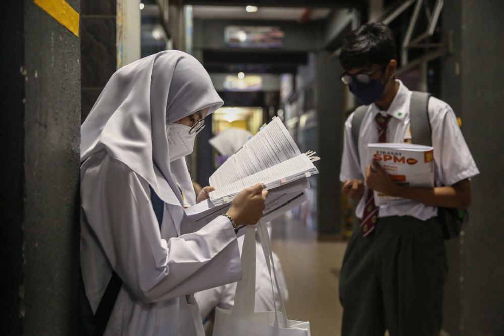 Form Five students get ready to sit for their SPM examination at SMK Seksyen 7 in Shah Alam March 2, 2022. — Picture by Yusof Mat Isa