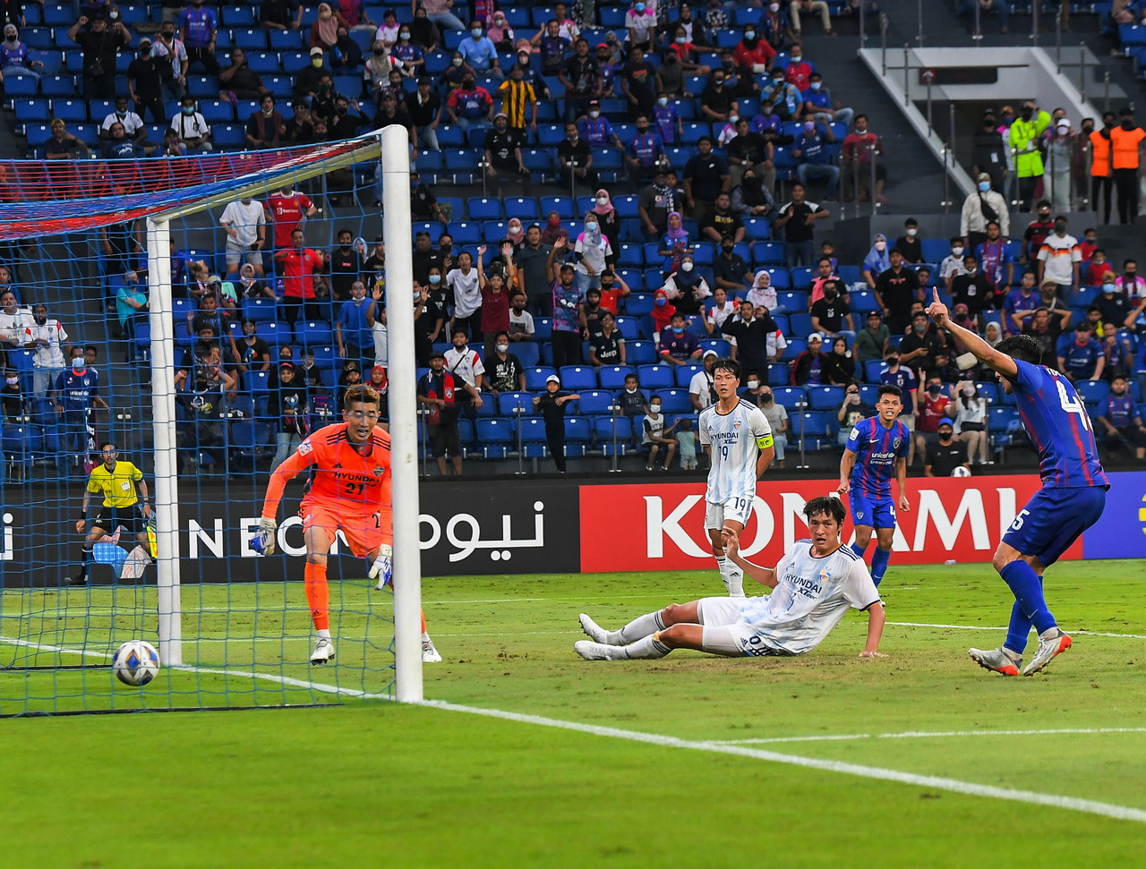 Ulsan Hyundai FC player Park Youngwoo (second right) scored an own goal against JDT in the Asian Champions League (ACL) match for group I at the Sultan Ibrahim Stadium Iskandar Puteri, April 30, 2022. u00e2u20acu201d Bernama pic