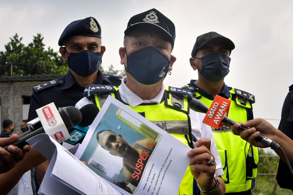 Kedah police chief CP Wan Hassan Wan Ahmad speaks to the media at Bukit Thorn, which is a search location following the escape of Rohingya detainees from Sungai Bakap Immigration Detention Depot last Wednesday, April 22, 2022. u00e2u20acu201d Bernama pic 