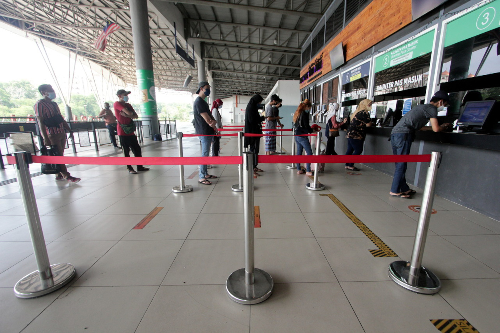 People queue up to buy bus tickets at Terminal Sentral Kuantan, April 17, 2022. As Muslims prepare to celebrate Aidilfitri in less than two weeks, express bus tickets to all destinations in Peninsular Malaysia are selling fast. u00e2u20acu201d Bernama pic 