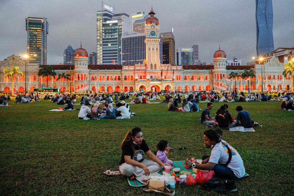 People break fast at Dataran Merdeka during the Muslim fasting month of Ramadan in Kuala Lumpur April 19, 2022. u00e2u20acu201d  Picture by Firdaus Latif