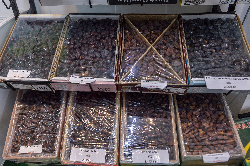 来自中东各地的精选椰枣在莎阿南的 Bazaar Kurma Malik Mohd 出售。  — 照片由 Miera Zulyana 拍摄