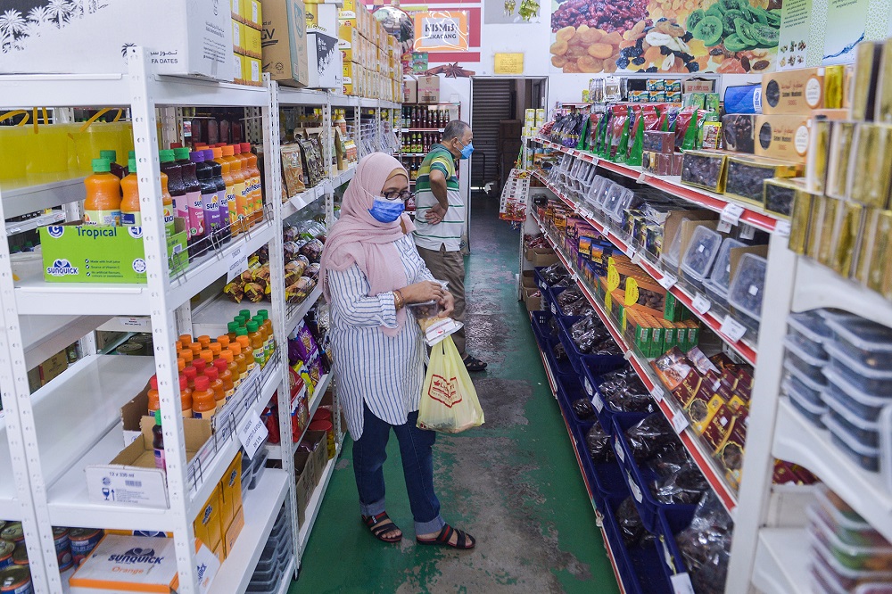 人们在斋月期间在莎阿南的 Bazaar Kurma Malik Mohd 购买枣子。  —— Miera Zulyana 摄