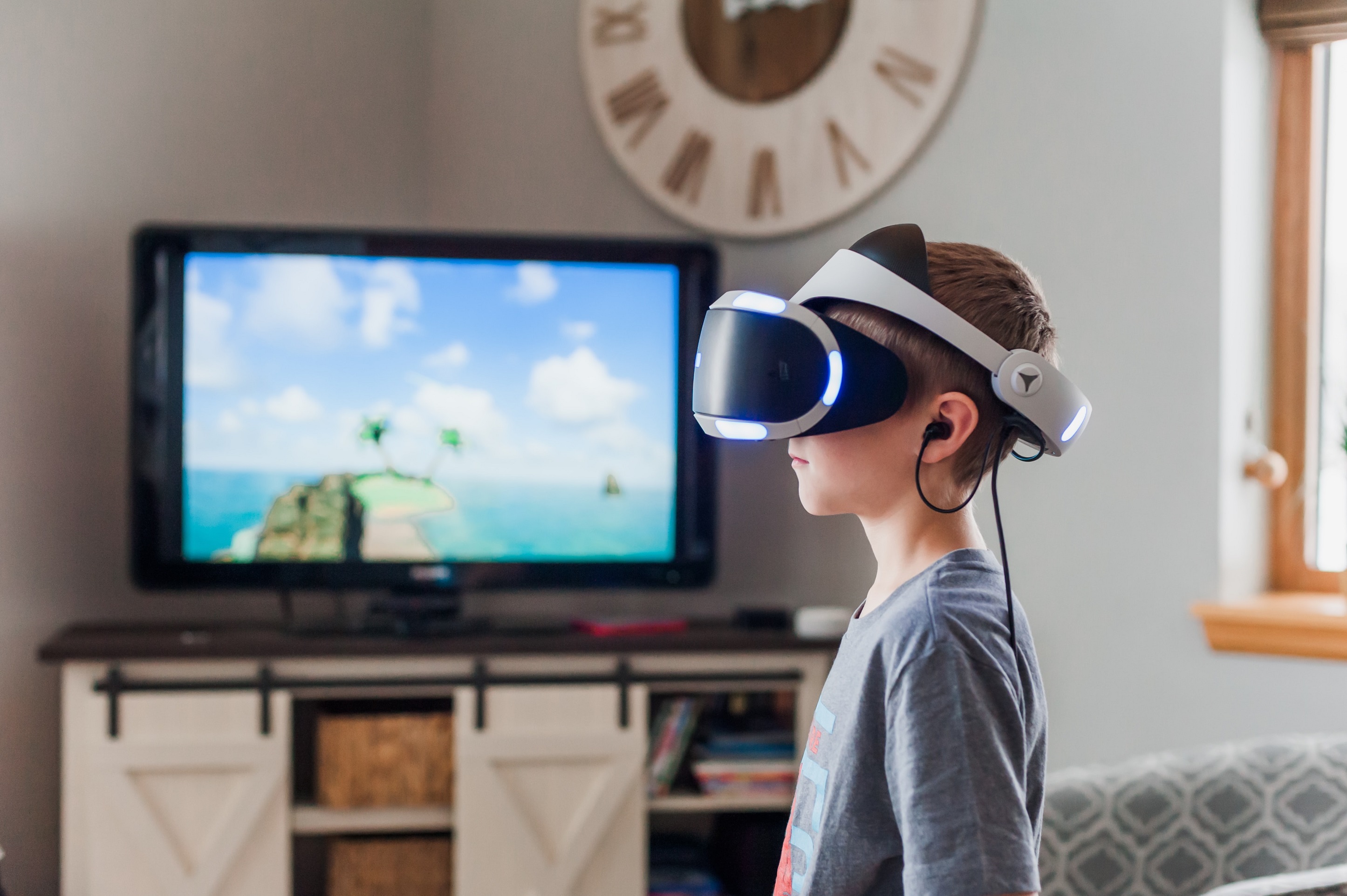 To reach young people, broadcasters will have to compete with game platforms like Roblox, Fortnite and Minecraft – seen as precursors of the metaverse – which already occupy a dominant position.  — Photography Jessica Lewis / Unsplash