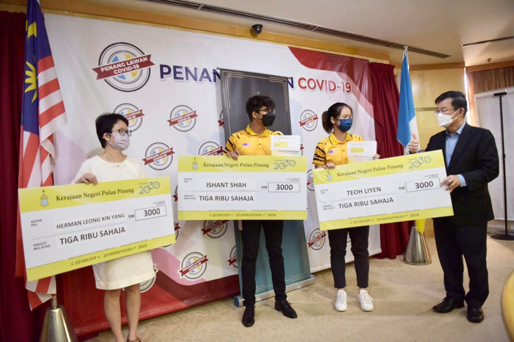 The Penang squash players holding their mock cheques from Penang Chief Minister Chow Kon Yeow, April 8, 2022. u00e2u20acu201d Picture from Facebook/Chow Kon Yeow