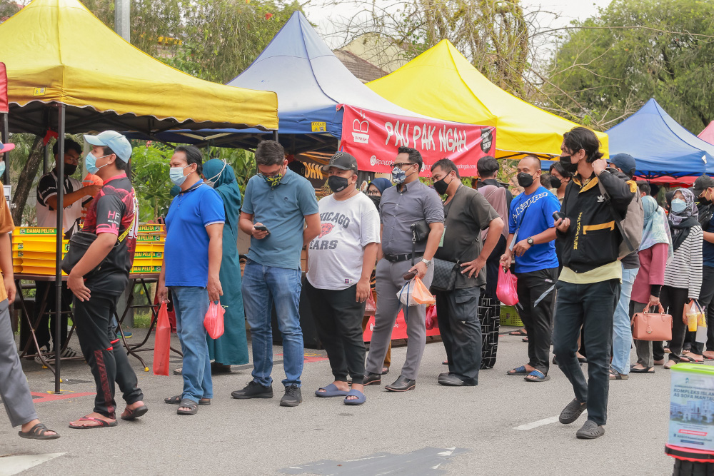 People waiting in line to buy food at a Ramadan bazaar in Ampang, April 5, 2022. u00e2u20acu201d Picture by Devan Manuel