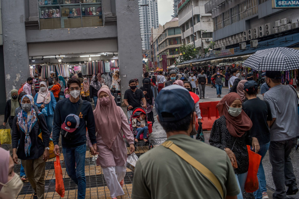 People are seen wearing masks as they go shopping in conjunction with Hari Raya Aidifitri at Jalan Tunku Abdul Rahman in Kuala Lumpur, April 19, 2022. u00e2u20acu201d Picture by Shafwan Zaidon