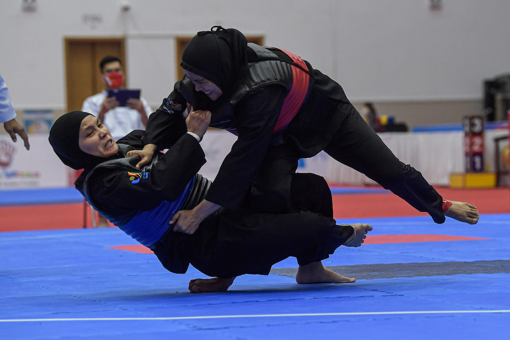 National silat exponent Siti Shazwana Ajak in action against Indonesia’s Selly Andriani at the 31st SEA Games, Hanoi May 14, 2022. — Bernama pic