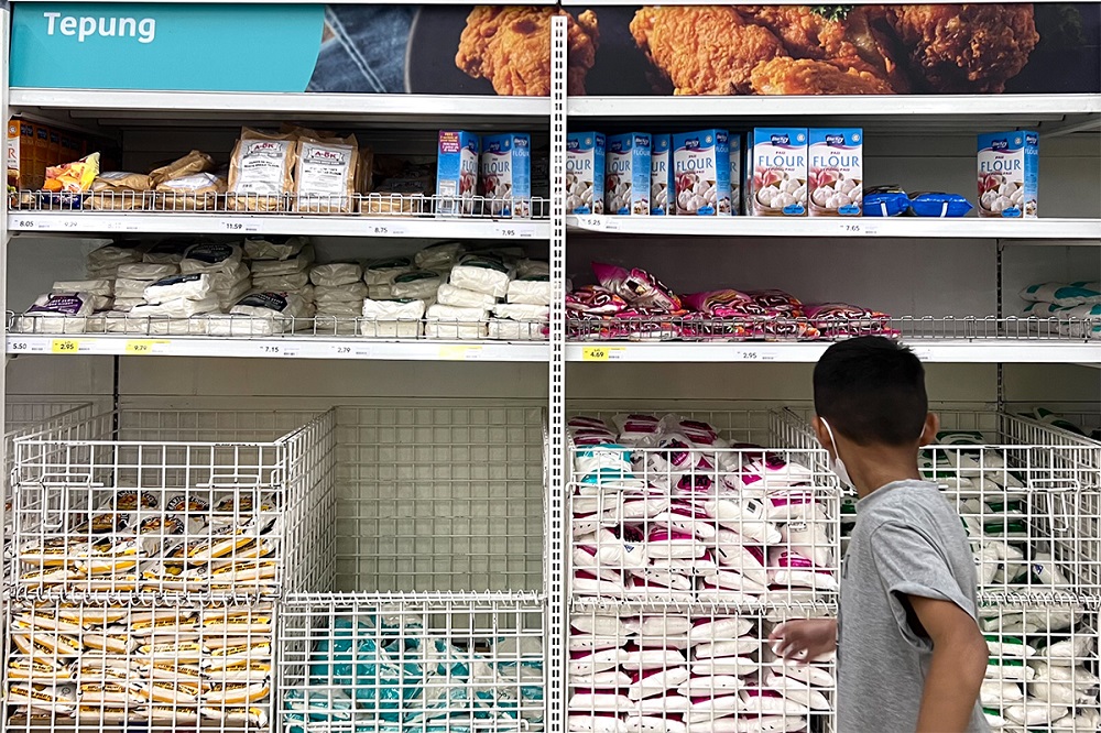 Boxes of wheat flour and sugar are displayed in a supermarket at Shah Alam May 16, 2022. u00e2u20acu201d Picture by Miera Zulyana
