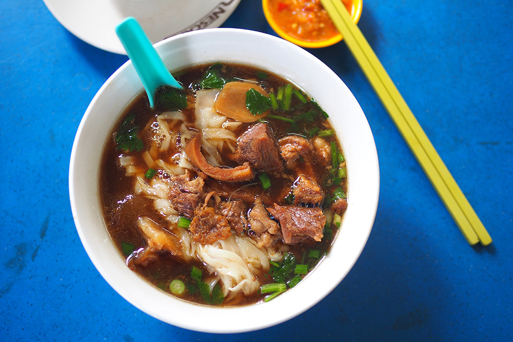 Bintang dari semangkuk mie daging sapi ini adalah kaldu daging sapi yang dalam dan memuaskan yang harus Anda minum sampai tetes terakhir.  — Gambar oleh Lee Khang Yi