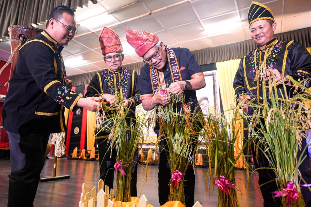 Festival Kaamatan panduan untuk memperkuat kerjasama di pemerintahan Sabah, kata Hamzah |  Malaysia