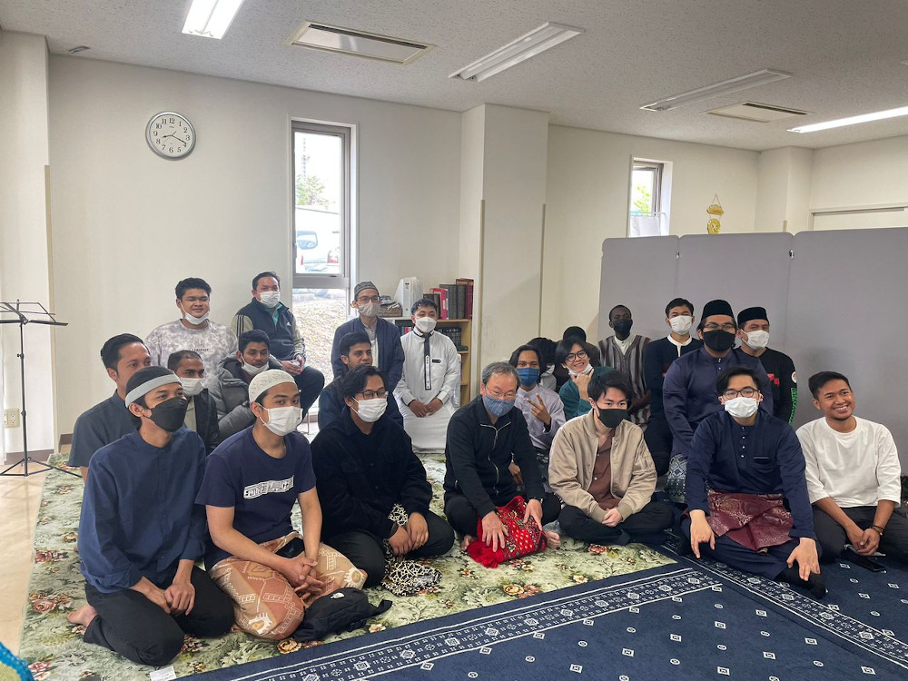 Malaysian students in Japan managed to celebrate Hari Raya Aidilfitri today with a moderate celebration even though they had classes to attend. u00e2u20acu201d Picture via Twitter/Bernama