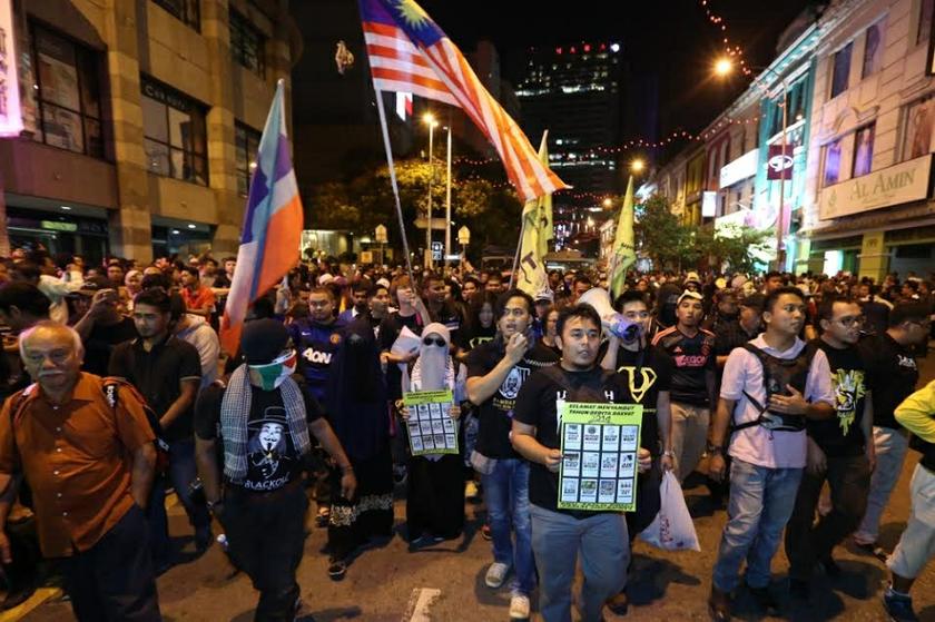 Protesters started gathering at 9pm at several locations around Kuala Lumpur before making their way towards Dataran Merdeka. — Picture by Saw Siow Feng